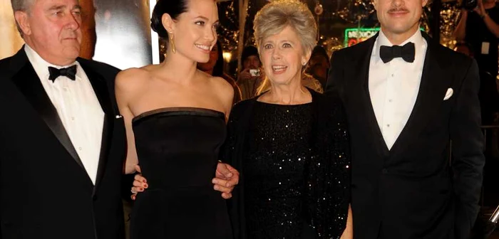 
		    
		    
		    
		    
		    Brad Pitt și Angelina Jolie, alături de părinții lui Brad. FOTO: Mediafax
