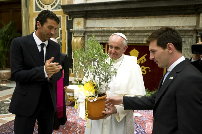 Papa Francisc (centru) a primit un măslin din partea delegaţiei Argentinei, arbore care simbolizează pacea, speranţa şi onoarea. FOTO: Reuters