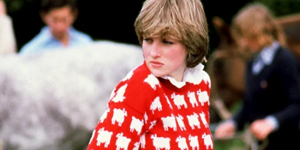 Puloverul roşu de lână purtat de prințesa Diana  Foto Sothebys jpg