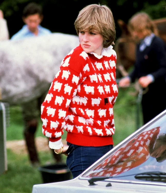 Puloverul roşu de lână purtat de prințesa Diana. Foto Sothebys