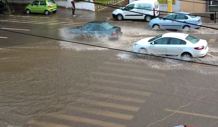 Ploi torenţiale în toate regiunile FOTO S.I.