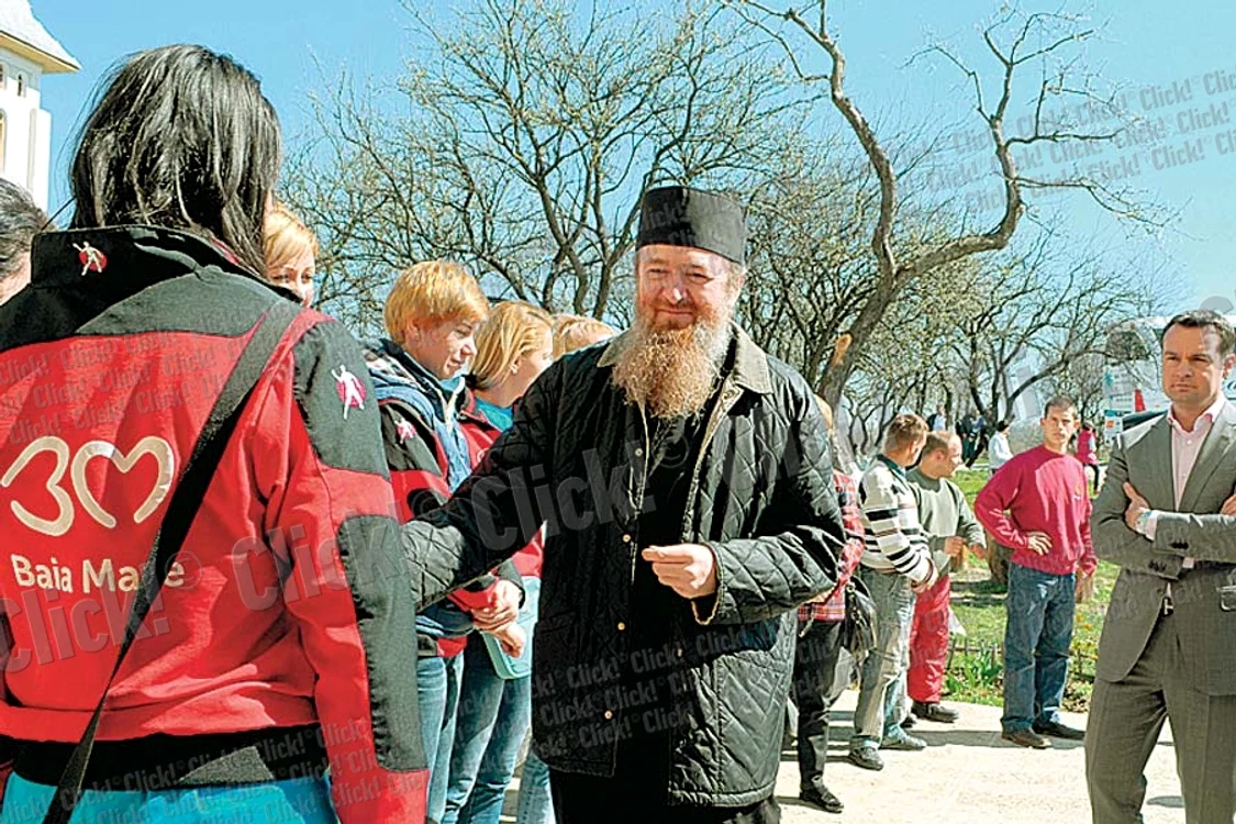 Jucătoarele de la HCM Baia Mare au  luat masa alături de  părintele Irineu  (FOTOGRAFII: Cosmin Carp)