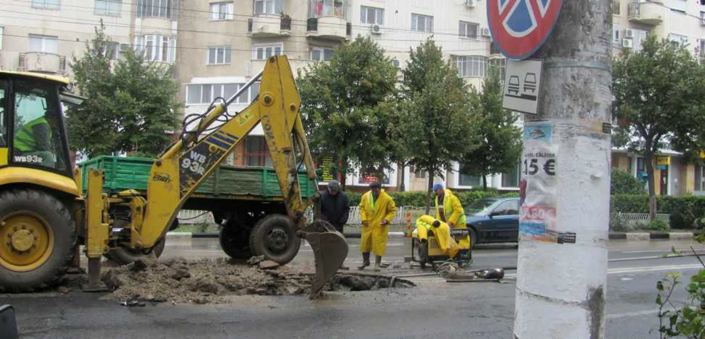 Muncitorii lucrează pentru a remedia avaria