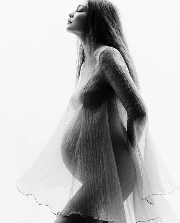 Fotomodelul nu s-a pozat până acum cu burtică pentru că... se teme de superstiții