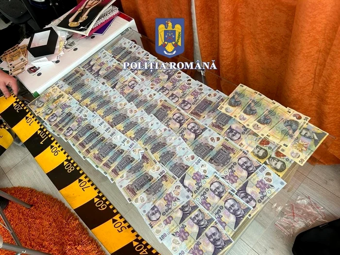 Polițiștii au confiscat sume importante de bani FOTO: IPJ Olt