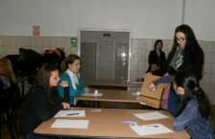 Candidaţii au fost selectaţi prin tragere la sorţi să aleagă numerele paginilor din lege