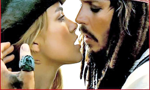 Locul 7: Keira Knightley (28 de ani) a fost atacată de Johnny Depp (51 de ani), partenerul ei din “Piraţii din Caraibe”, că strânge din buze când se sărută fiindcă are o respiraţie neplăcută  jpeg