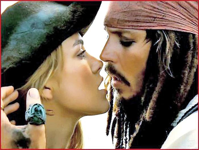 Locul 7: Keira Knightley (28 de ani) a fost atacată de Johnny Depp (51 de ani), partenerul ei din “Piraţii din Caraibe”, că strânge din buze când se sărută fiindcă are o respiraţie neplăcută.