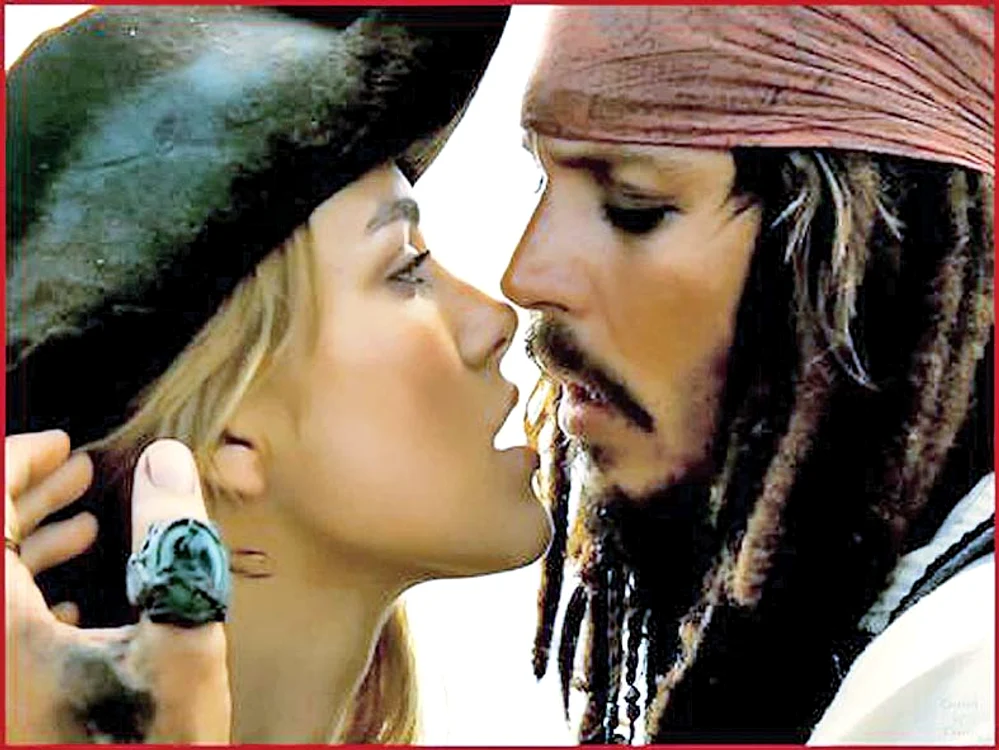 Locul 7: Keira Knightley (28 de ani) a fost atacată de Johnny Depp (51 de ani), partenerul ei din “Piraţii din Caraibe”, că strânge din buze când se sărută fiindcă are o respiraţie neplăcută.