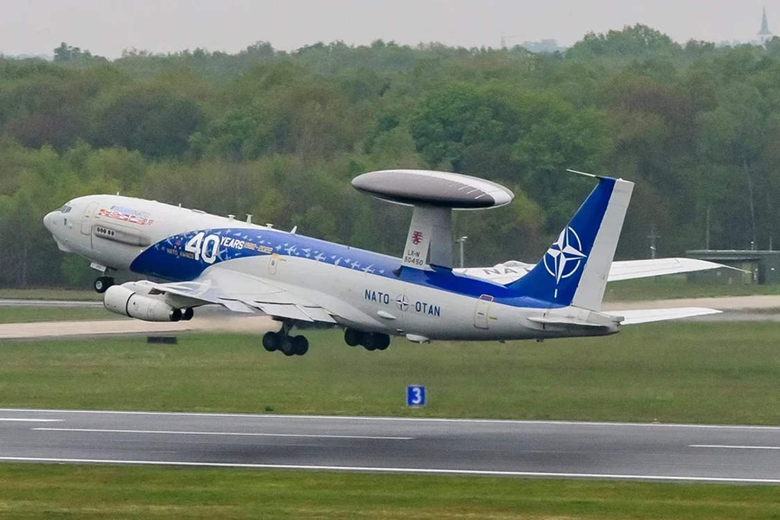 Aeronave AWACS supraveghează spatiul aerian si numai