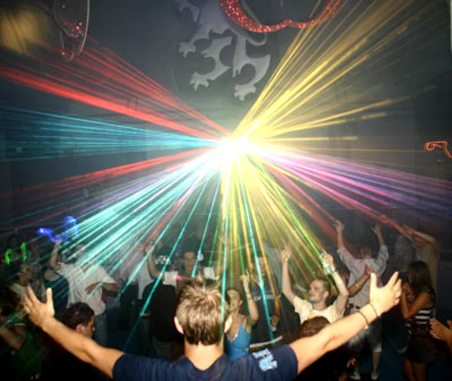 Petrecere în discotecă după slujba de la biserică