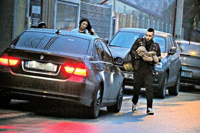 Velea ştie cum să-i susţină căpşorul bebeluşului