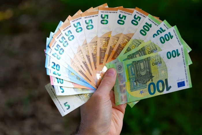 Salarii între 1300 și 1500 euro.