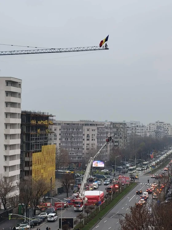 Avrămuță s-a urcat pe o macara și în ianuarie. FOTO Facebook Stegarul dac