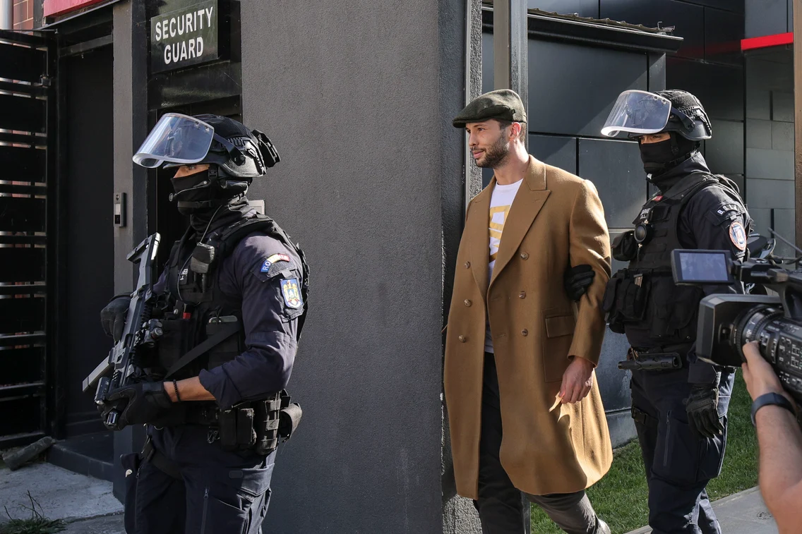 Frații Tate, escortați de jandarmi la ieșirea din casa în care au avut loc perchezitii Foto: Inquam Photos Octav Ganea
