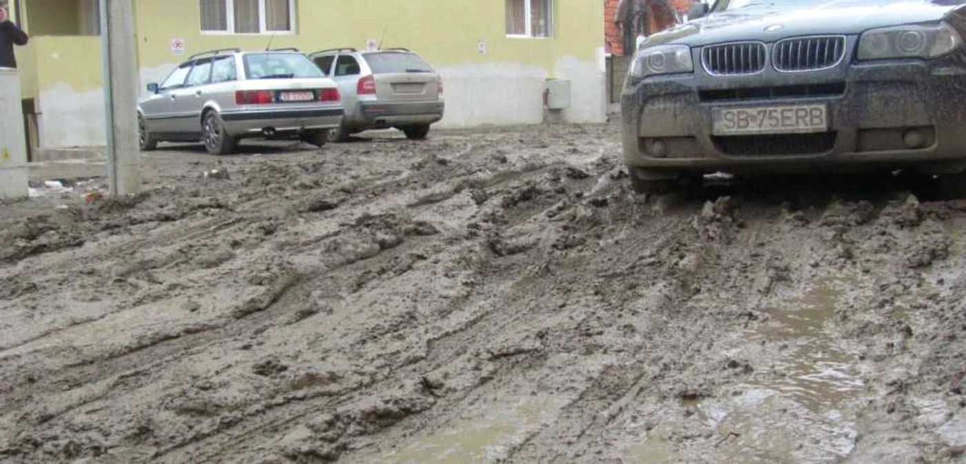 De multe ori, masinilec care circula pe strada Tudor Arghezi raman blocate - Foto Ramona Găină