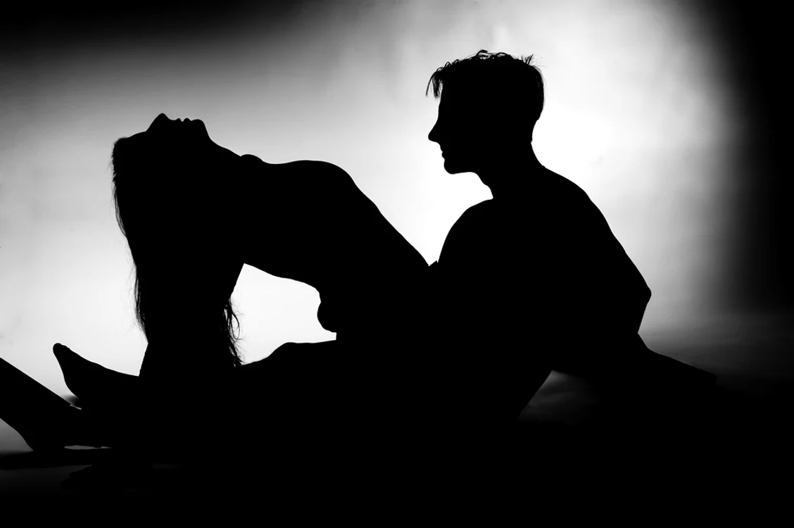 
    O poziţie în care femeia poate să ajungă mult mai repede la orgasm este aceea în care stă deasupra parteneruluifoto: 123RF  