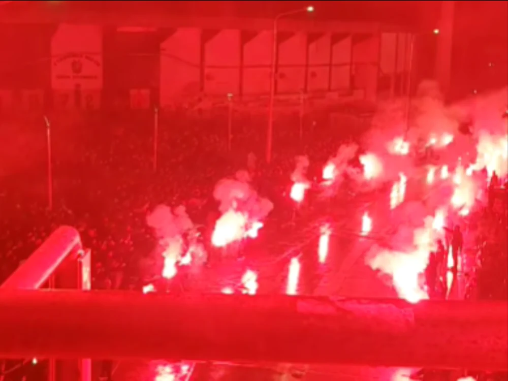 Fanii PAOK au cântat și au aprins torțe/FOTO: Captură video PAOK Today
