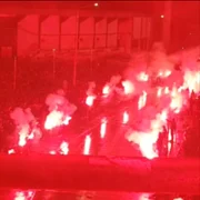 suporterii paok aprinzand torte si cantand cand au trecut sicriele grecilor morti in urma accidentului din Timisfoto captura video paok today png