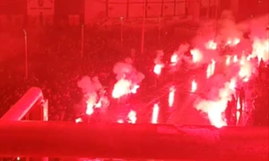 suporterii paok aprinzand torte si cantand cand au trecut sicriele grecilor morti in urma accidentului din Timisfoto captura video paok today png