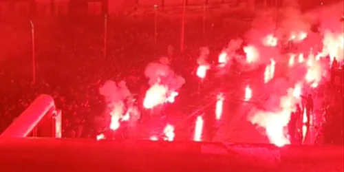 suporterii paok aprinzand torte si cantand cand au trecut sicriele grecilor morti in urma accidentului din Timisfoto captura video paok today png