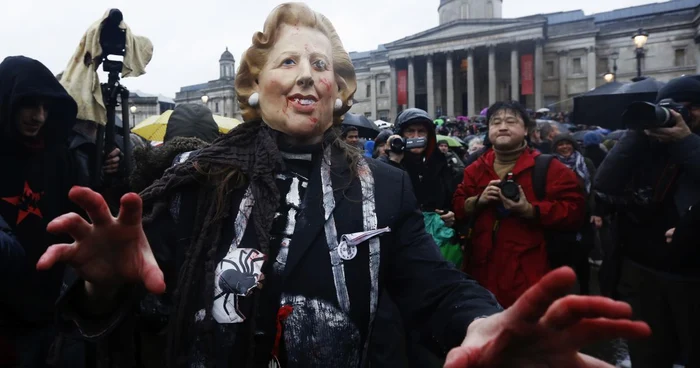 În ciuda condiţiilor meteo, britanicii au sărbătorit în Trafalgar Square moartea „Doamnei de Fier” FOTO Reuters