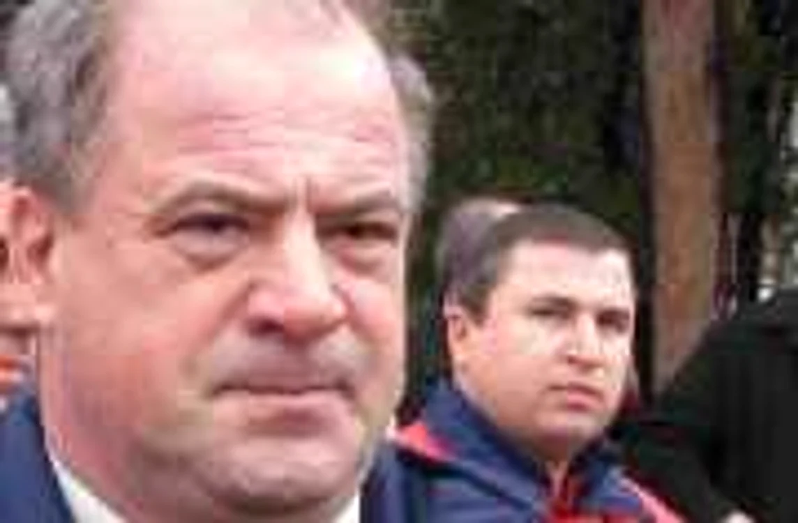 Mircea Soenoiu a fost schimbat cu colegul său Vitalie Beţişor (spate)
