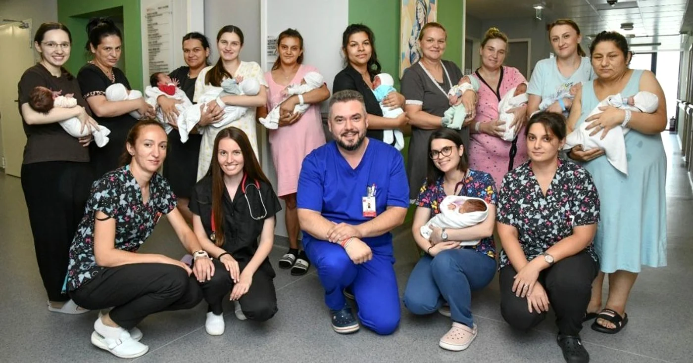 O parte dintre mame  și nou-născuții alături de medici și asistente. FOTO Facebook SJ Timișoara