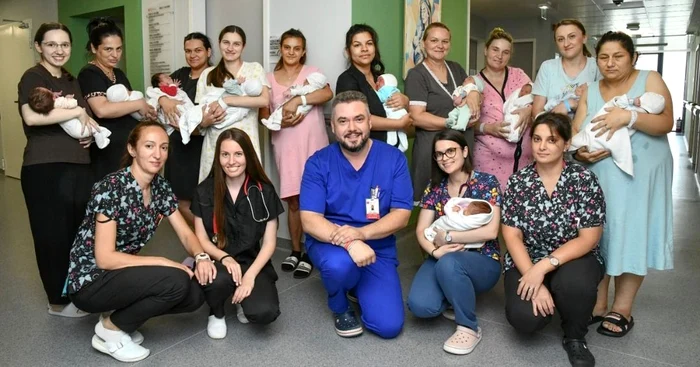O parte dintre mame și nou-născuții alături de medici și asistente. FOTO Facebook SJ Timișoara