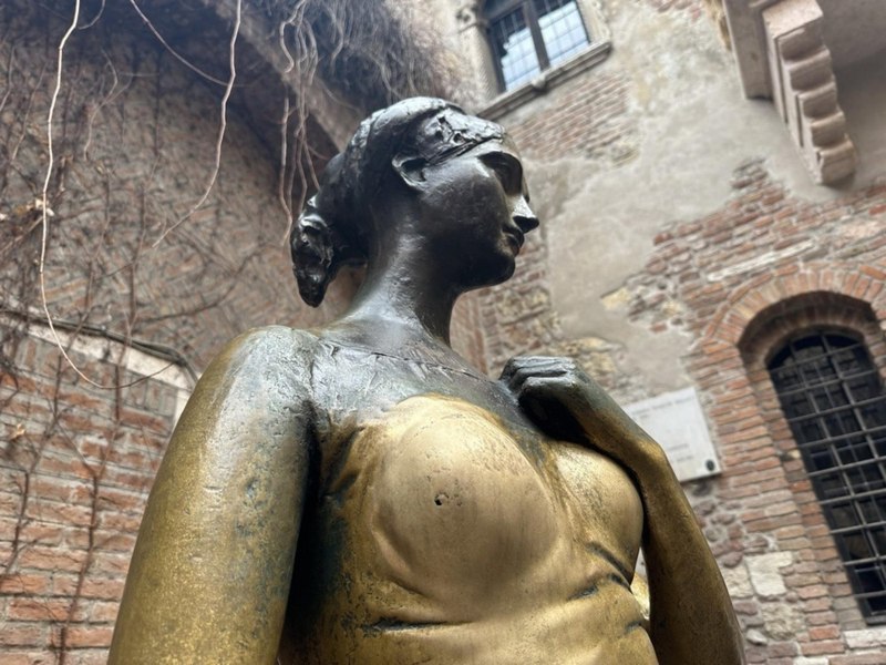 Statuia Julietei lui Shakespeare din Verona, distrusă de turiști. Cu ce soluții vin localnicii. „Este sexist” FOTO