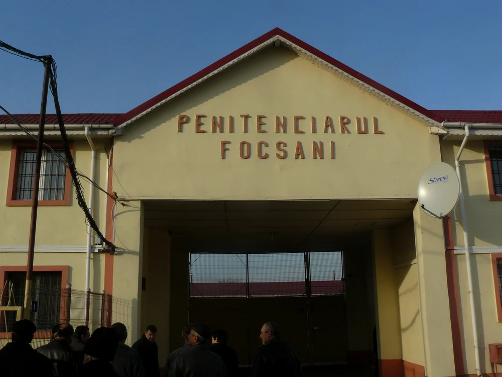 Deținutul care a evadat de la Penitenciarul Focșani trebuia să fie planton de noapte