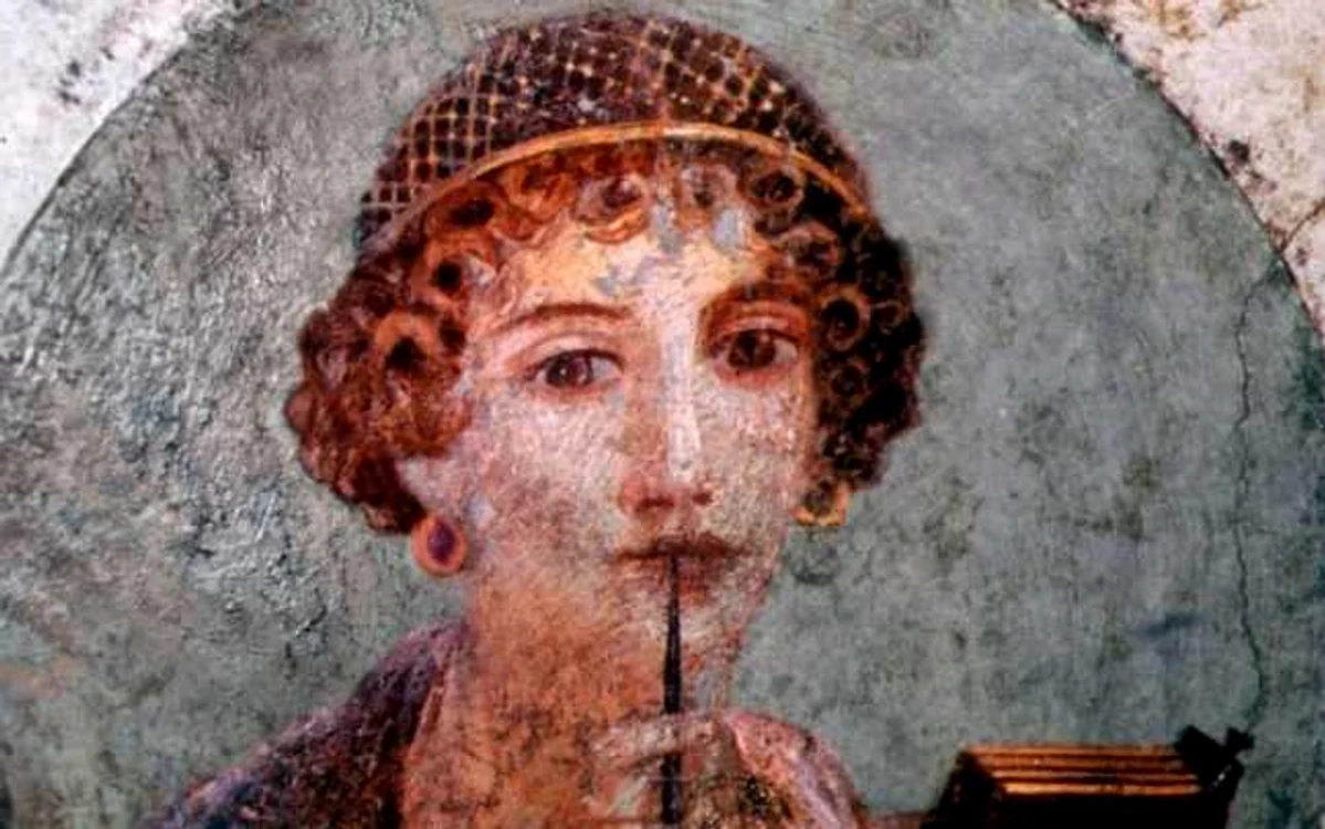 Sappho, cunoscuta poetă a Greciei Antice www.realmofhistory.com