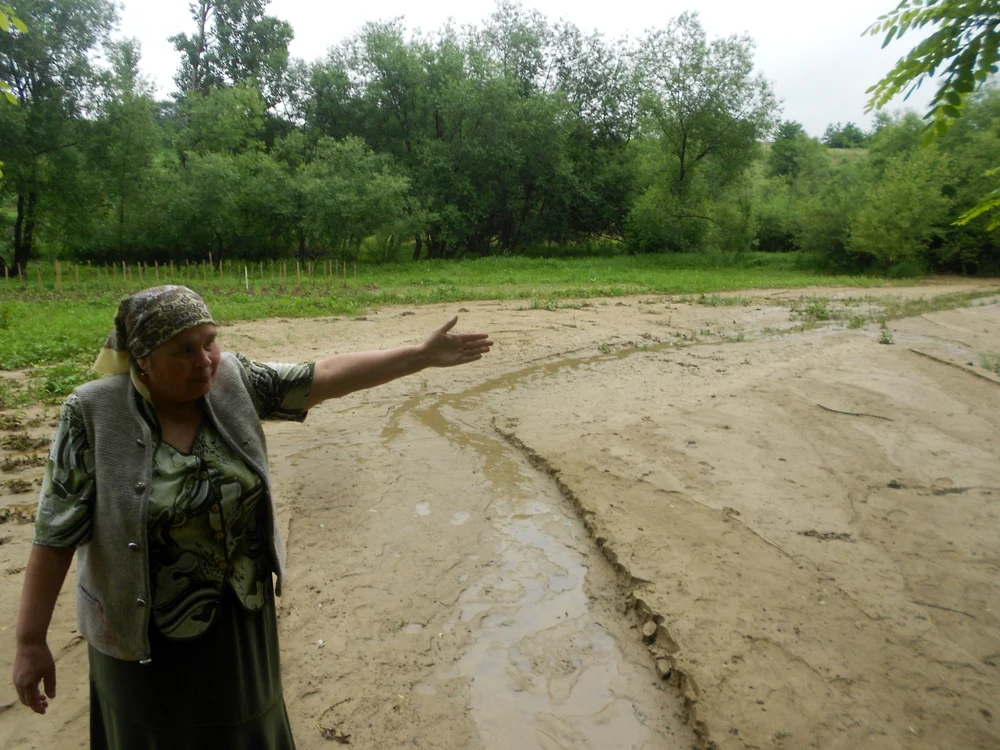 Grădinile oamenilor au fost acoperite cu un strat de mâl