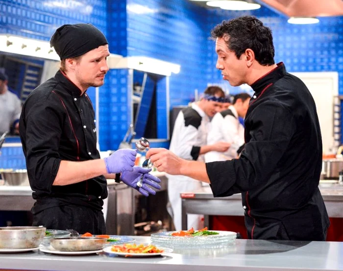 Michael îşi pregăteşte strategia cu care speră să-i dea gata pe cei trei chefi