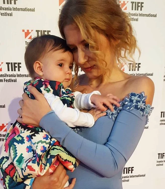 
    Amalia Enache a devenit mămică de fetiţă vara trecută  foto: arhiva personală  