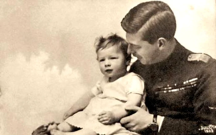 Mihai alături de tatăl lui, principele Carol