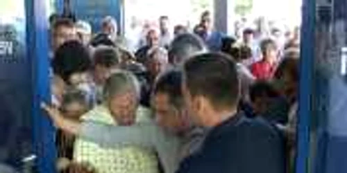 Oamenii s-au îmbrâncit la intrarea în magazin