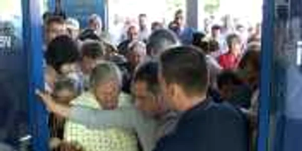 Oamenii s-au îmbrâncit la intrarea în magazin