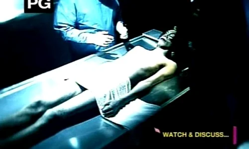Cadavrul lui Michael Jackson, pregătit pentru autopsie, aşa cum apare în documentarul VH1  jpeg