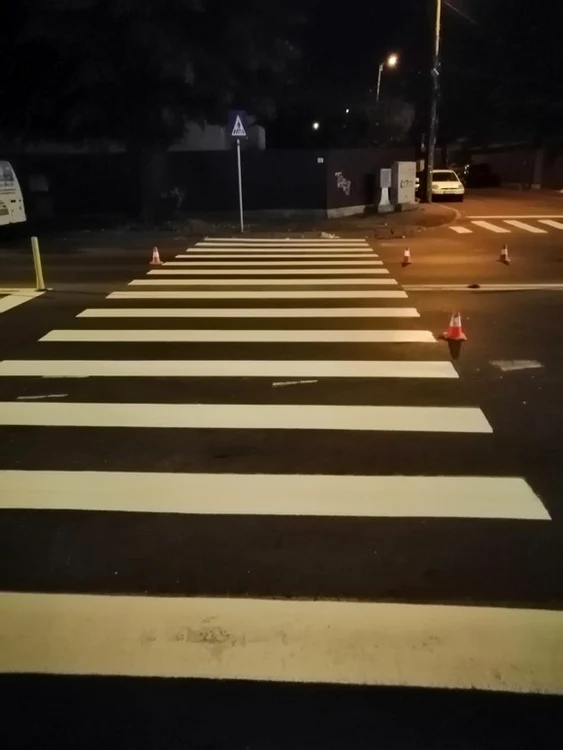 
    Trecerile de pietoni nou marcate sunt vizibile și pe timp de noapte  