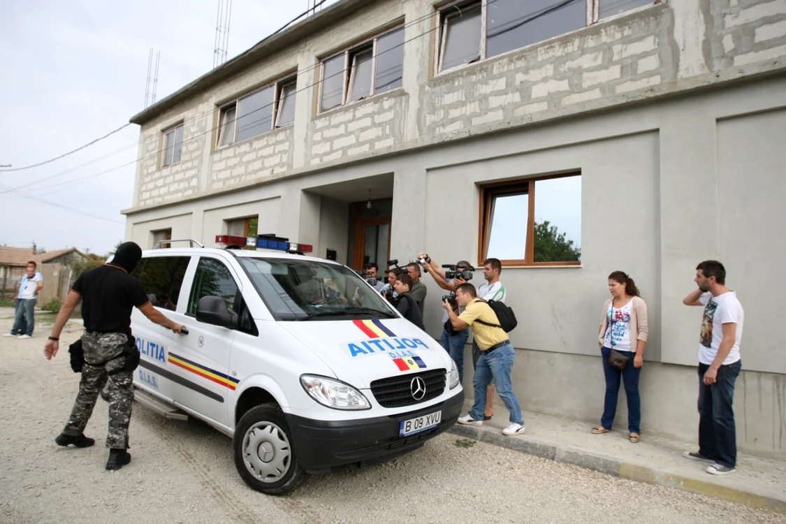 Activităţile sunt desfăşurate în cadrul unui dosar penal întocmit pentru
fals material în înscrisuri oficiale, fals intelectual şi uz de fals.