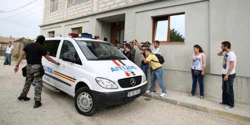 descinderi perchezitii politisti mascati. foto adevarul