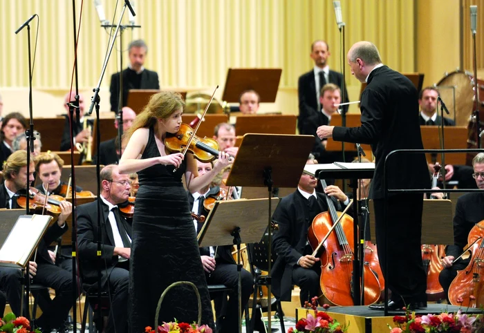 Violonista Vilde Frang, pe scenă alături de dirijorul Paavo Jarvi şi de Orchestra din Paris FOTO Agerpres