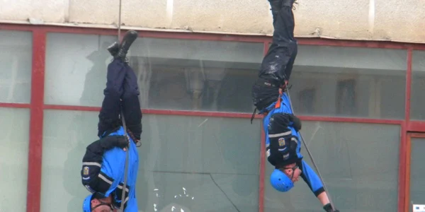Jandarmii montani au făcut o demonstraţie de escaladare cu capul în jos