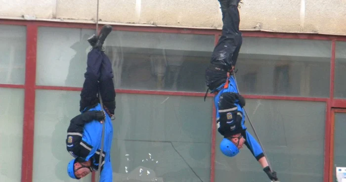 Jandarmii montani au făcut o demonstraţie de escaladare cu capul în jos