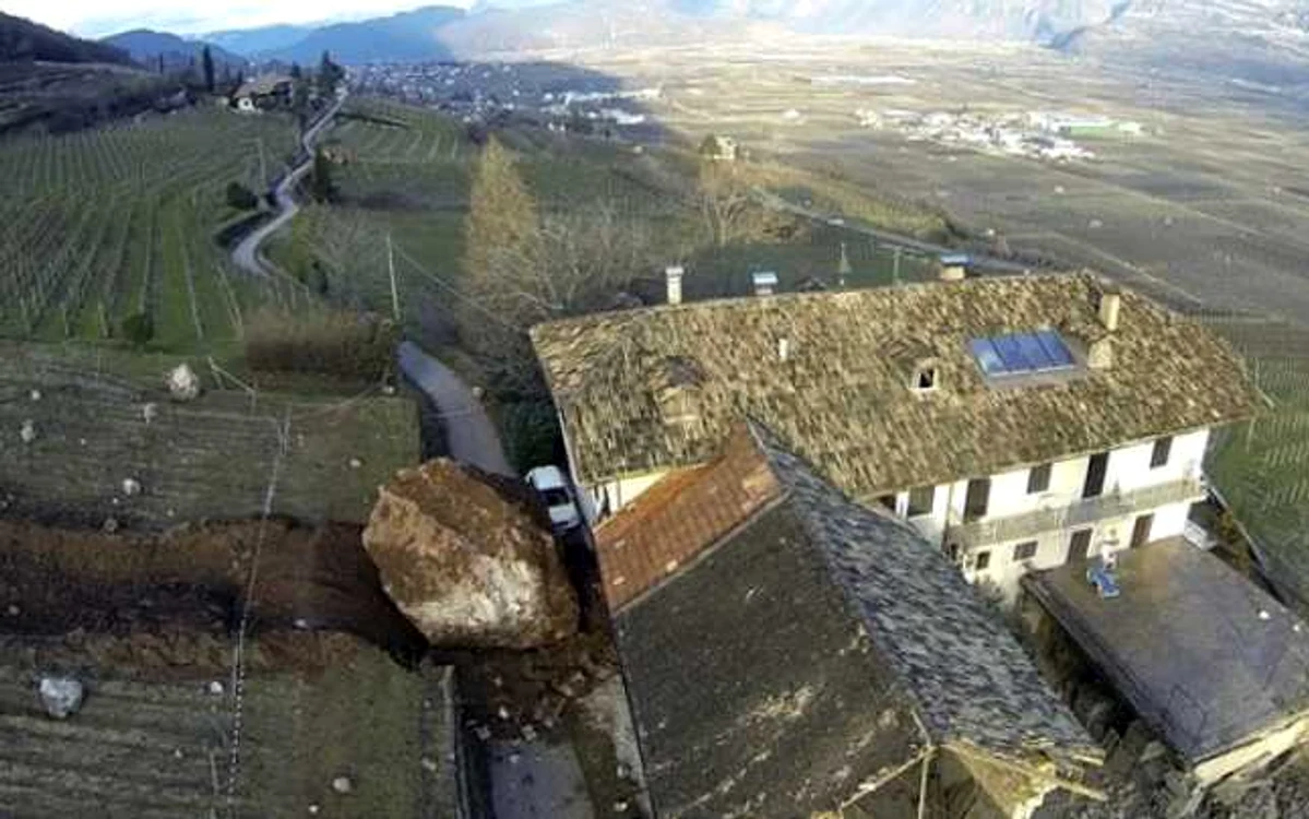 O familie dintr-un sat din Italia a fost cât pe ce să-şi vadă casa pusă la pământ de un bolovan uriaş care a început să se rostogolească din cauza alunecărilor de teren. 