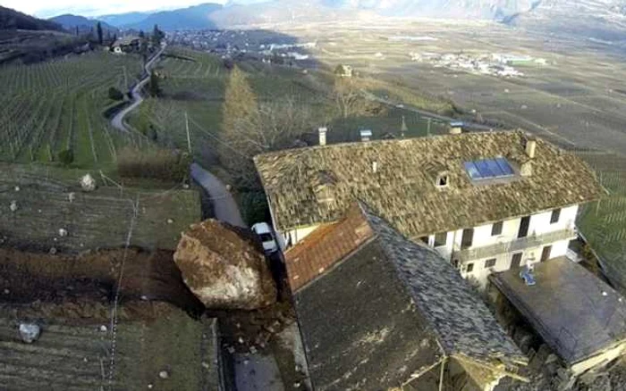 O familie dintr-un sat din Italia a fost cât pe ce să-şi vadă casa pusă la pământ de un bolovan uriaş care a început să se rostogolească din cauza alunecărilor de teren.