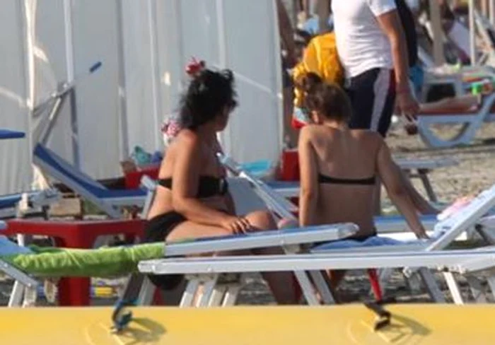 Mama lui Nicole a preferat să stea pe plajă şi nu a intrat în apă