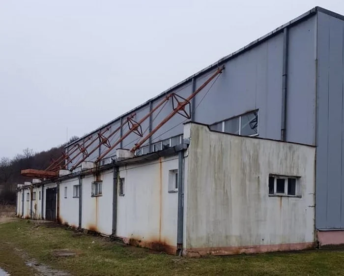 Sala de sport a fost construită pe terenul câştigat ulterior de familia fostului primar FOTO: facebook.com/alexandru.tomoiala