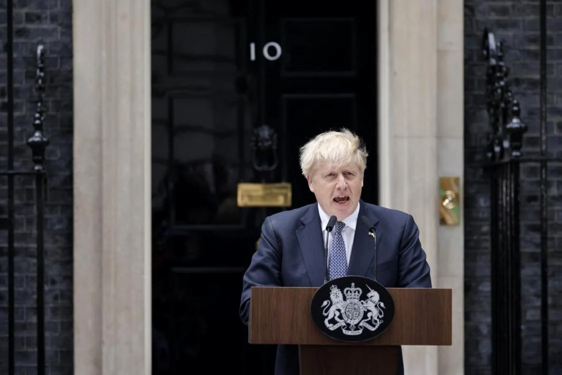 Boris Johnson anunţându-şi demisia în faţa Downing Street 10, reşedinţa premierului britanic FOTO EPA-EFE